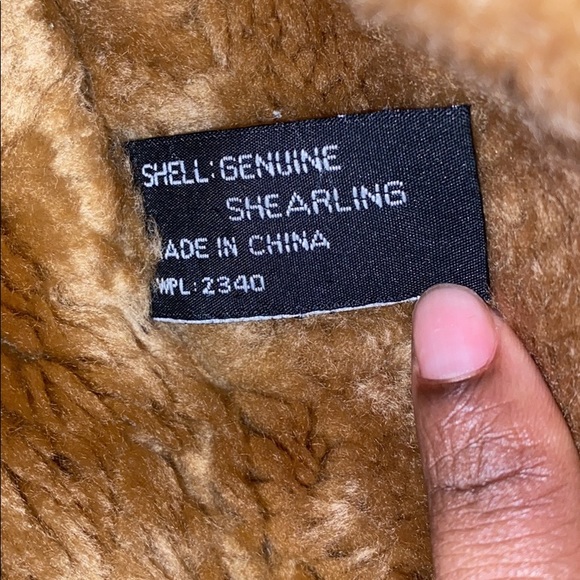 100% Genuine leather Shearling. Size Medium in Women’s but it’s really big! - Picture 3 of 4